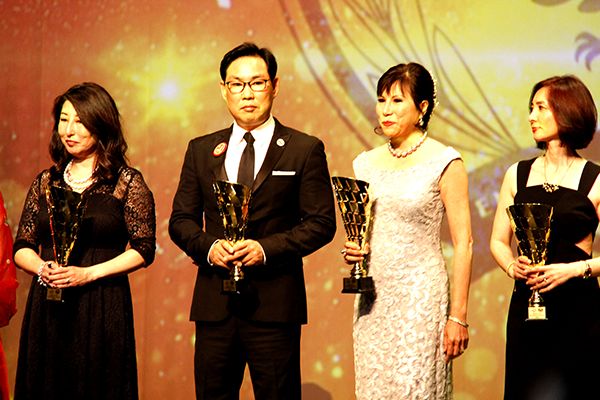 골든 이글 시상식에서 아시안부동산협회(AREAA)의 강문선(왼쪽에서 두 번째) 회장이 부동산 업계 공로상을 수상했다.