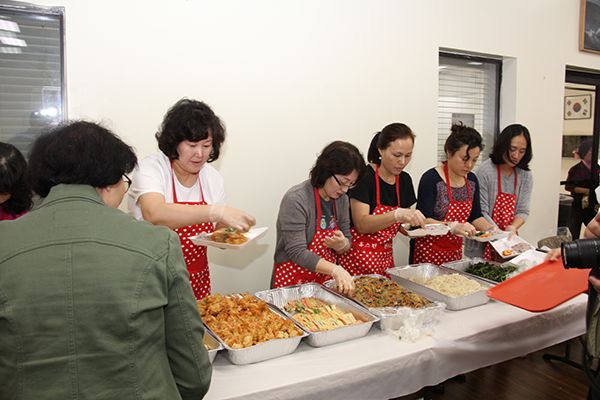 사진은 지난해 천주교 성모회의 한인노인회 경로 식사대접 모습.