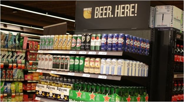 대형 수퍼마켓 체인 로블로스 매장에 진열된 맥주들. 지난 2015년 당시 온주 자유당정부는 술판매를 수퍼마켓으로 확대했으나 편의점은 제외시켰다.