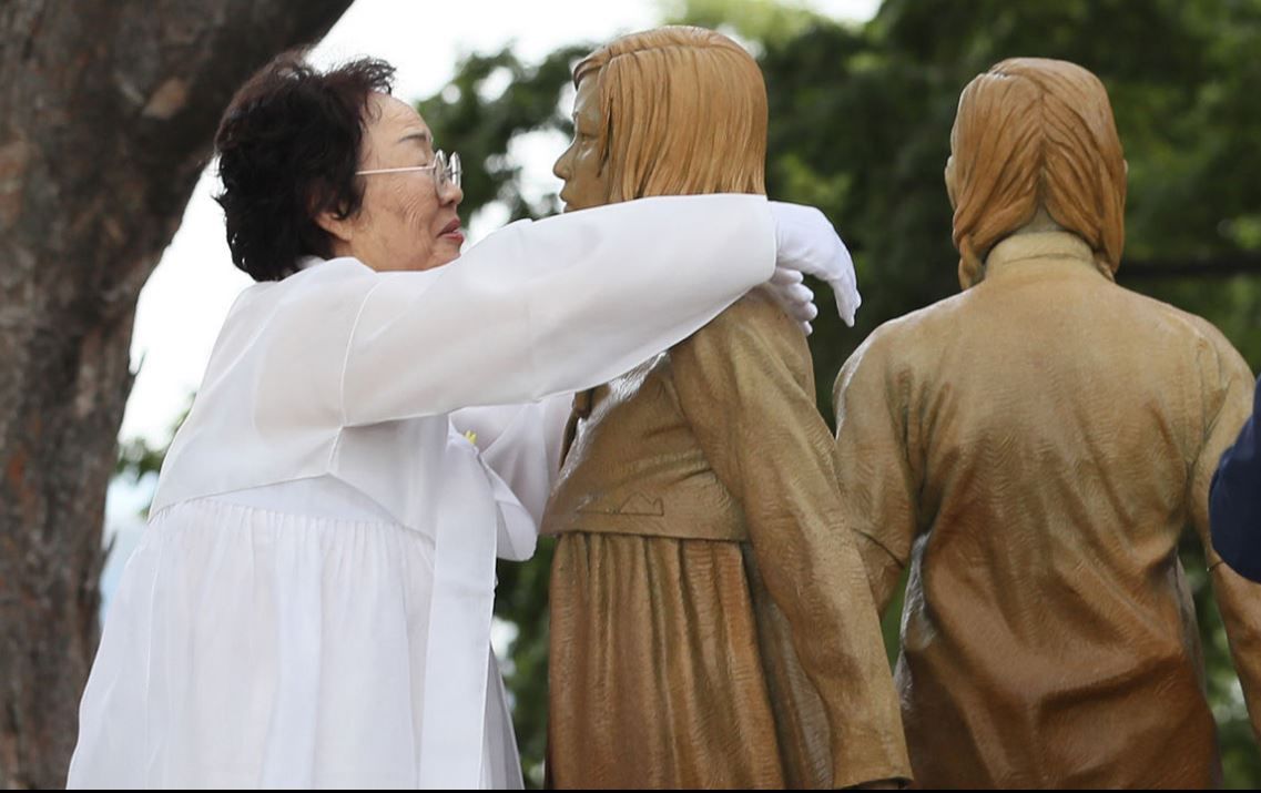 동상 제막식에서 이용수 할머니가 소녀상을 안으며 감격해 하고 있다. 