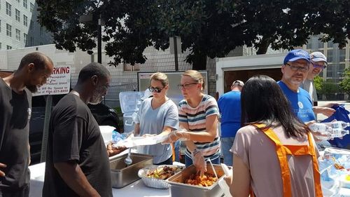 24일 애틀랜타 다운타운에 있는 허트공원에서 자원봉사자들이 홈리스에게 불고기와 김치 등 한식을 배식하고 있다. 
