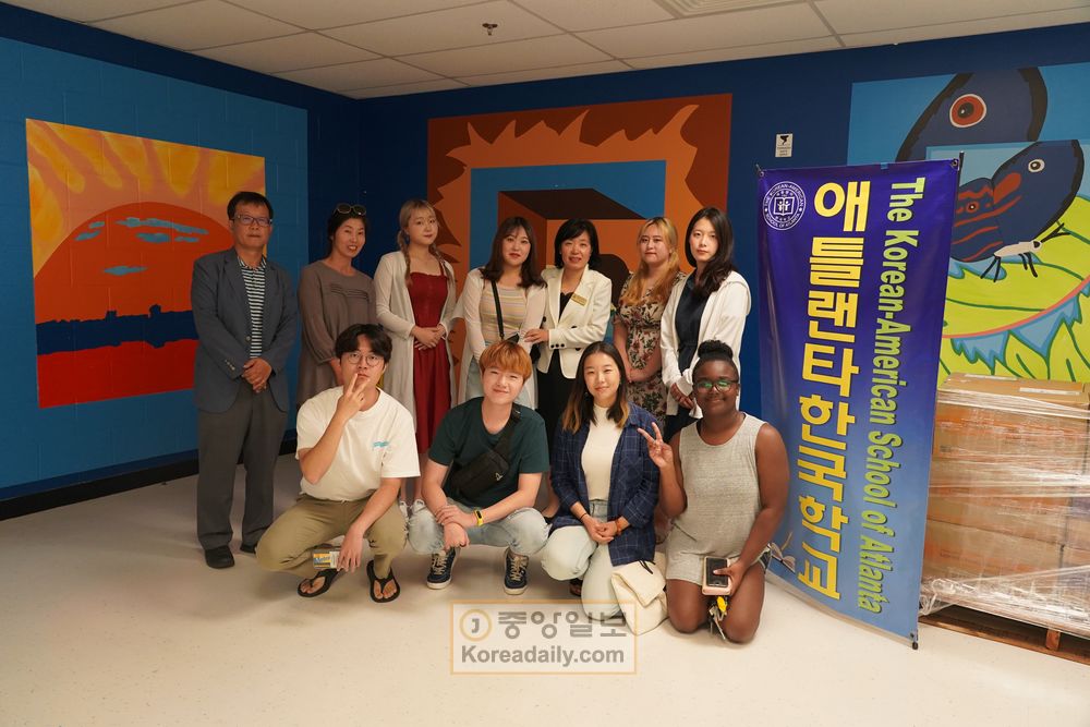 경희대학교 한국어과 학생들이 24일 루이스 래들로프 중학교에서 진행된 애틀랜타 한국학교를 방문해 수업을 참관했다.  
