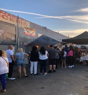 People lining up at Tire Shop Taqueria on a Sunday evening for tacos.[Source: Author, Jonathan Kim] 