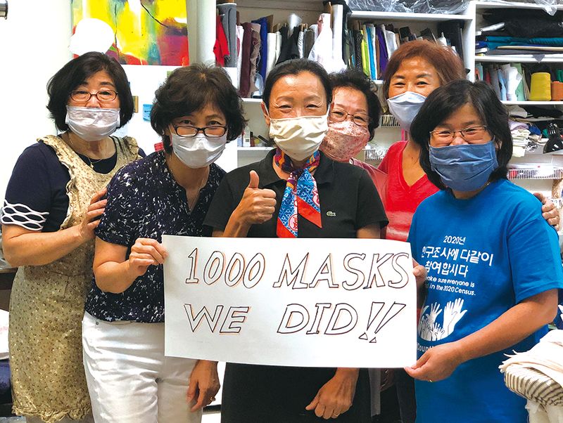 휴스턴 한인사회 마스크 제작 자원봉사팀원들이 1000장의 마스크를 제작한 뒤 서로를 격려하며 함께 한 모습