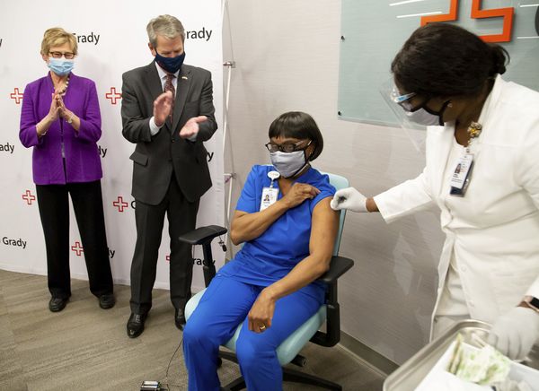 지난 17일 그레이디 메모리얼 병원에서 브라이언 켐프 주지사(왼쪽 두번째)와 캐슬린 투미 주 보건부장관(오른쪽)이 화이자 백신을 접종하고 있는 중환자실 간호사에게 박수를 보내고 있다. AP