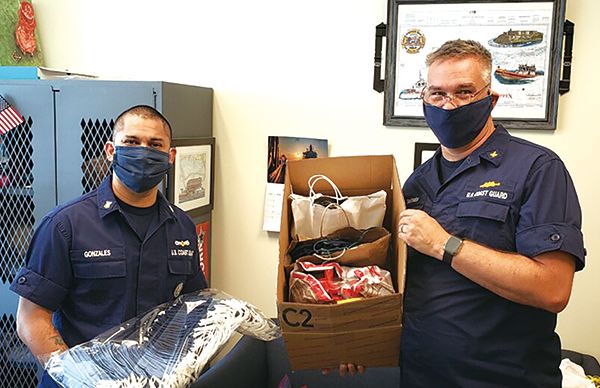 Certificate는 US Coast Guard 대원들이 한인사회가 제작하고 기부한 수제 천 마스크를 받아들고 감사 인사를 전해왔다. 