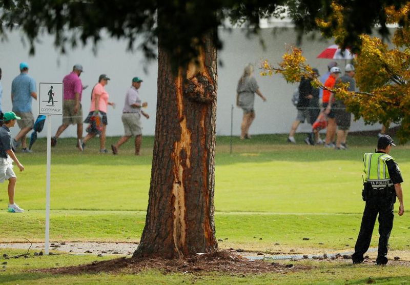 24일 애틀랜타 이스트레이크 골프클럽에서 열린 PGA투어 페덱스컵 최종전 3라운드에서 소나무에 번개가 내리쳐 6명이 다쳤다. [골프 채널 트위터 영상 캡처] 
