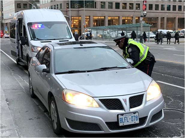 토론토경찰이 표식이 없는 차량을 동원해 운전중 휴대폰 사용 등 부주의 운전을 단속하고 있다.

