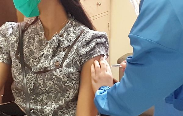 병원에 입원한 환자 대부분이 백신 접종을 하지 않은 것으로 조사돼 보건국이 백신 접종을 서둘러 줄 것을 당부하고 있다. 사진은 한 여성이 백신 접종을 받고 있는 모습.