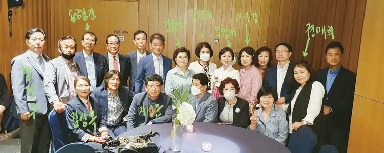 박문규씨(작은 사진)와 박씨의 한국 제자들이 최근 모임을 갖고 기념사진을 찍었다. 박씨가 너무 오래돼 구분을 못하자 사진에 이름을 표시했다.[박문규씨 제공]