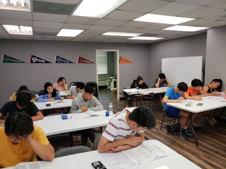 8일 문화센터에서 SAT 시험을 보고 있는 학생들
