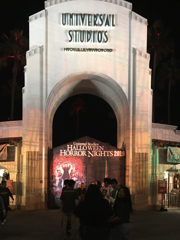 At the entrance of Universal Studios, there is a mall where anyone is free to roam around and enjoy themselves.