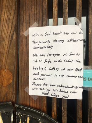(왼쪽), 스와니, 존스크릭에 있는 한식당 입구에 운영을 잠정 중단한다는 내용의 포스터를 붙여놓은 모습. ‘God bless you’라는 업주의 글씨가 유독 눈에 띈다. 
