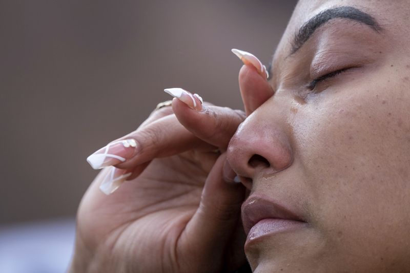 지난 20일 애틀랜타에서 데릭 쇼빈이 유죄 평결을 받자 시위대의 한 여성이 눈물을 닦고 있다. (AP)