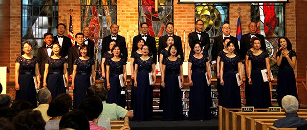 카리스 선교합창단의 제17회 정기연주회에서 남성중창단과 카리스 선교합창단이 공연하고 있다.