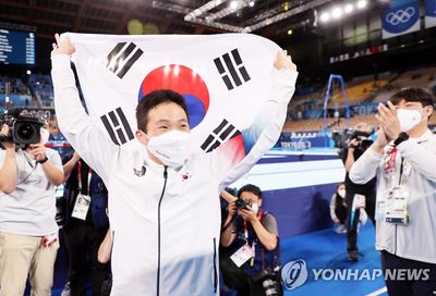 도쿄올림픽 남자 기계체조 도마 결선에서 금메달을 획득한 신재환이 태극기를 들어 보이고 있다. [연합뉴스] 
