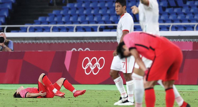 지난달 31일 요코하마 국제경기장에서 열린 도쿄올림픽 남자축구 8강전 한국과 멕시코의 경기가 6 대 3으로 한국의 패배로 끝났다. 4강 진출이 좌절된 이날 경기가 끝난 뒤 한국 이동경(왼쪽) 등 선수들이 아쉬워 하고 있다. [연합뉴스]