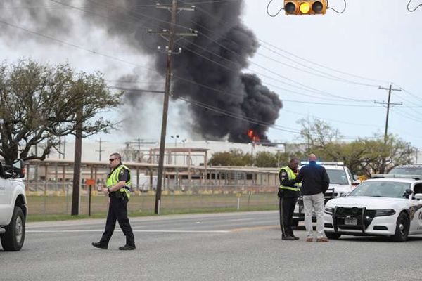 휴스턴 동쪽 디어파크에 있는 한 석유화학 공장의 대형 화학물질 저장 탱크에서 화재가 발생해 연기가 치솟고 있다.
