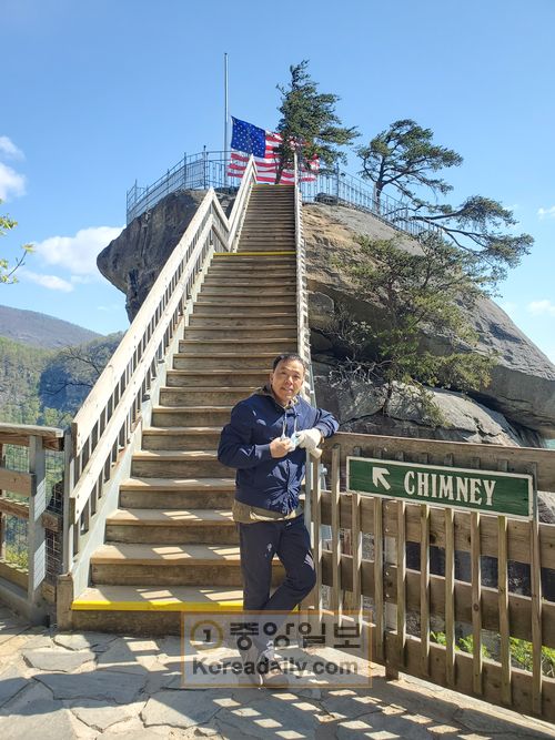 침니락 정상 바위 계단 입구에서 한 관광객이 사진을 찍고 있다. [중앙포토]