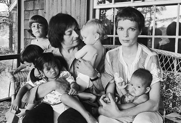 여배우 미아 패로와 함께 살던 무렵의 앙드레 프레빈이 자신의 아이 3명과 월남에서 입양한 두아이와 함께 즐거운 시간을 보내고 있다. 
