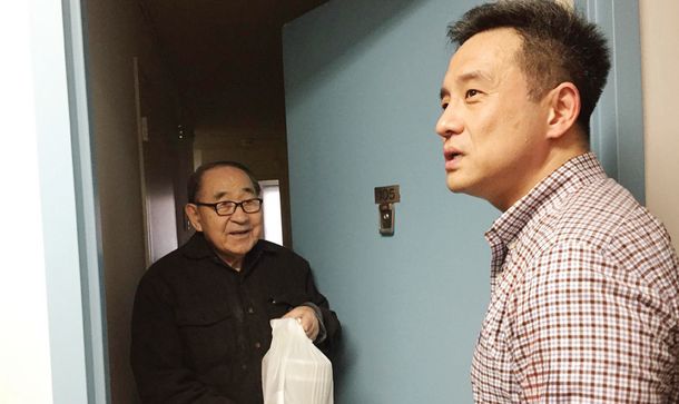 폴 김 팰팍 시의원(오른쪽)이 20일 시니어아파트를 방문, 한인 시니어에게 한식 도시락을 전달하고 있다. 심종민 기자