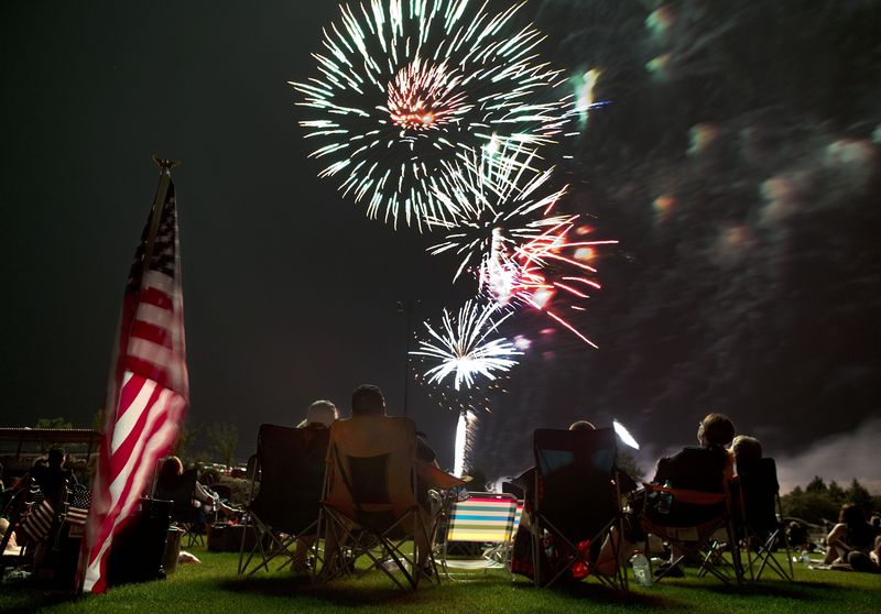 지난해 7월 4일 애리조나에 있는 파이어니어 파크에서 독립기념일 불꽃놀이가 열리는 모습. AP