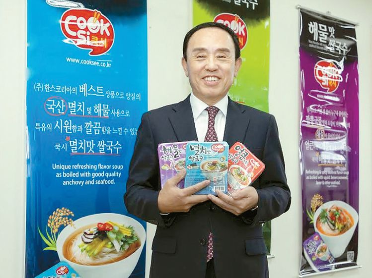한국식 쌀국수 쿡시를 개발한 ㈜한스코리아 한광열대표가 제품을 소개했다. 쿡시 쌀국수는 한인사회에 출시돼 큰 관심을 받고 있다.