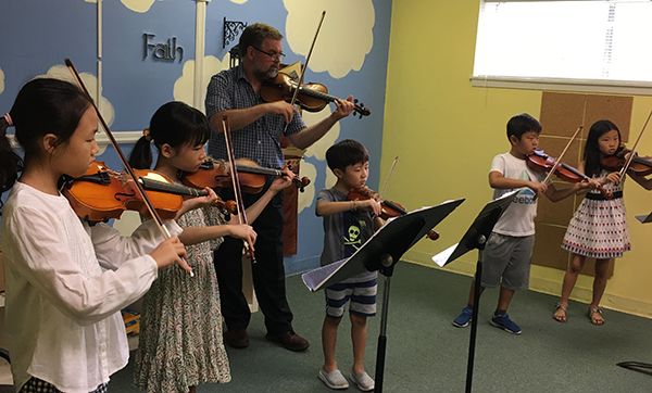 휴스턴한인장로교회 문화선교 음악교실 바이올린 수강생들의 모습과 양로원 봉사활동 모습.