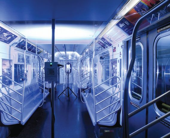 19일 MTA는 퀸즈 코로나 전철 정비창에서 바이러스 박멸효과가 있는  자외선 램프를 시연했다. [사진 MTA]