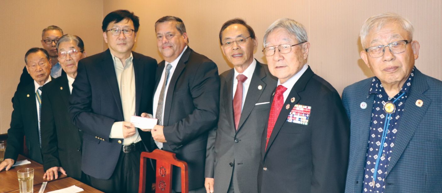 왼쪽에서 4번째 유승한 서울고 동문회장이 제임스 피셔 사무총장에게 1500달러를 전달하고 있다.