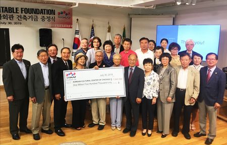 문화회관 증축 후원 기금 150만달러를 전달한 비스코 재단 서인숙-서병인 회장 부부와 참석자들.