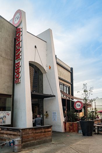 카운티 내의 식당들이 정상영업을 하는 곳이 늘어 나고 있다. 사진은 어제부터 영업을 재개한 미션밸리의 ‘356코리안 비비큐’. [클레이 송 기자]