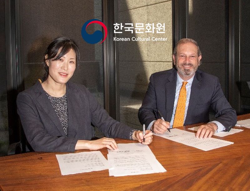 주캐나다 한국문화원 이성은 원장과 로열 온타리오 박물관 조지 베세지스 관장이 지난 6월 28일(월) 로열 온타리오 박물관에서 협약서에 서명하고 있다.