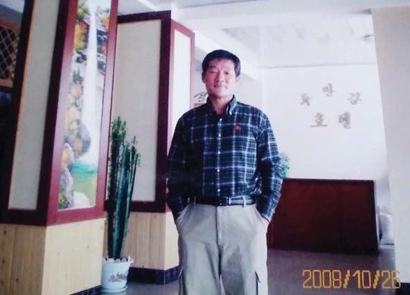 2004년부터 2015년까지 총사장직을 역임한 나선시 두만강 호텔에서 2008년 기념사진을 남긴 김동철씨. [사진 김동철]