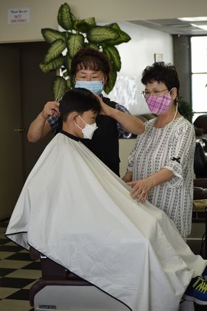 정스 이발소가 다시 문을 열었다. 사진은 한 고객의 머리를 만지고 있는 홍영 남성헤어전문가와 서동년 씨(오른쪽).