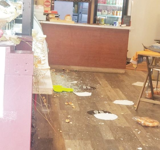 10일 퀸즈 플러싱 161스트리트의 카페 ‘빵마을’에서 벌어진 난동 사건으로 가게 내부가 파손된 모습. 사진 빵마을]