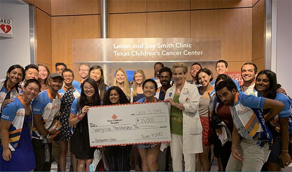 텍사스 4000 프로젝트 팀은 MD Anderson Cancer Center& Dell Medical School’s Texas Health Catalyst Program에 기부금을 전달했다. (사진 출처=Britni R. McAshan)
