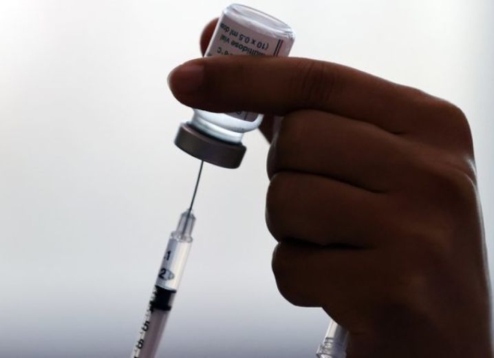 한국 보건소 의료진이 센터 종사자들을 대상으로 한 아스트라제네카(AZ) 백신 방문 접종에 앞서 소분하고 있다. 연합뉴스