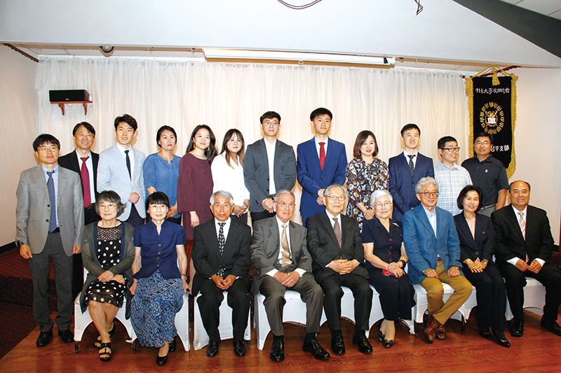 2019년 휴스턴 서울대동창회  장학생 시상식에 시상자와 수상자들이 함께 했다.