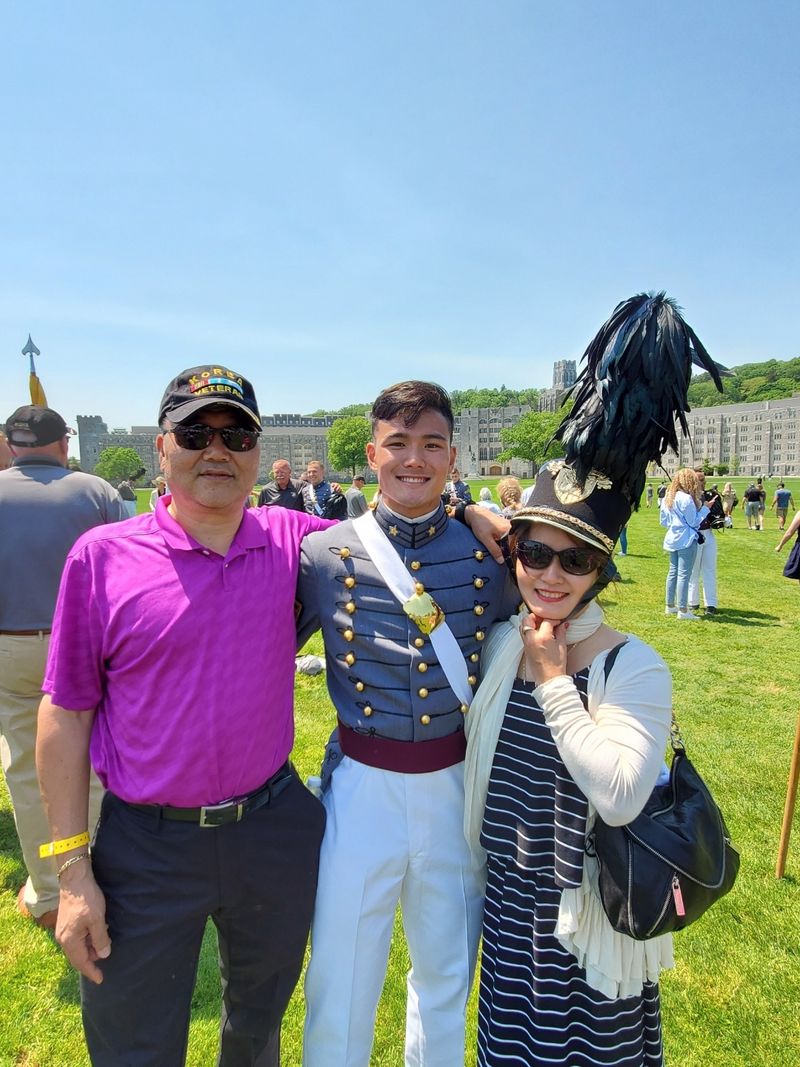 지난 22일 뉴욕주 웨스트포인트 육군사관학교 2021 졸업식에서 방웅규(가운데) 소위가 부모님과 함께 기념촬영을 했다. [사진= 방경률 애쉬빌한인회장]