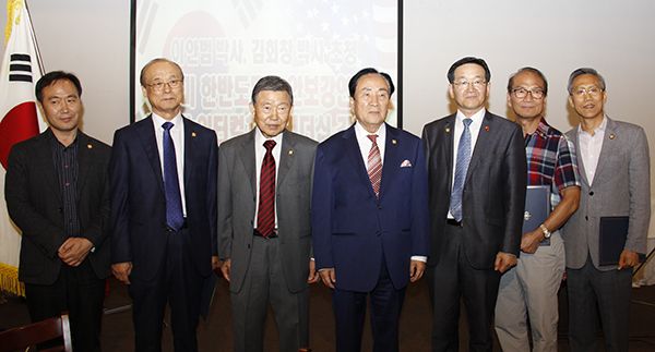 (왼쪽 세 번째부터) 청우회 이재근 회장, 이안범 박사, 김회창 박사.