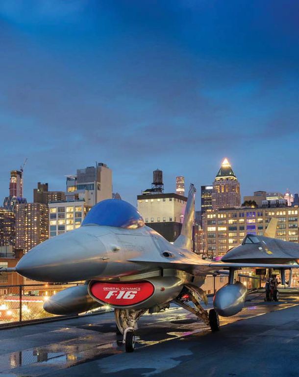 퇴역 항공모함 인트레피드의 비행갑판에 전시 중인 F-16 전투기 뒤로 맨해튼의 야경이 눈부시다. [사진 인트레피드 해양항공우주 박물관 트위터]
