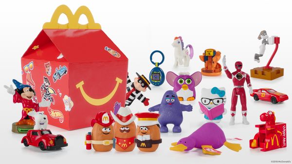 맥도널드 해피밀 한정판에 포함된 17개의 공식 라이언 장난감들 