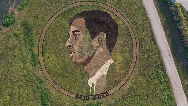 로런스, 캔자스(Lawrence, Kansas)에 기반을 둔 예술가 스탠 허드(Stan Herd)는 베토 대선 후보에 대한 지지를 표하기 위해 어스틴 - 버그스트롬 공항 근처 목장에 베토 얼굴을 작품화했다.