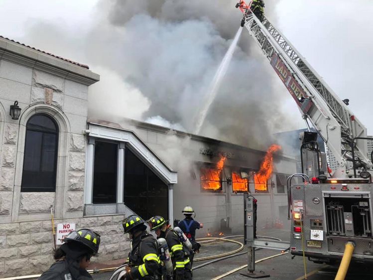 4일 오전 7시45분 뉴저지주 포트리 르모인애비뉴에 있는 한인 식당 ‘고려 그릴’에서 대형 화재가 발생, 약 2시간 동안의 사투 끝에 진압됐다. [사진 포트리소방서 페이스북]