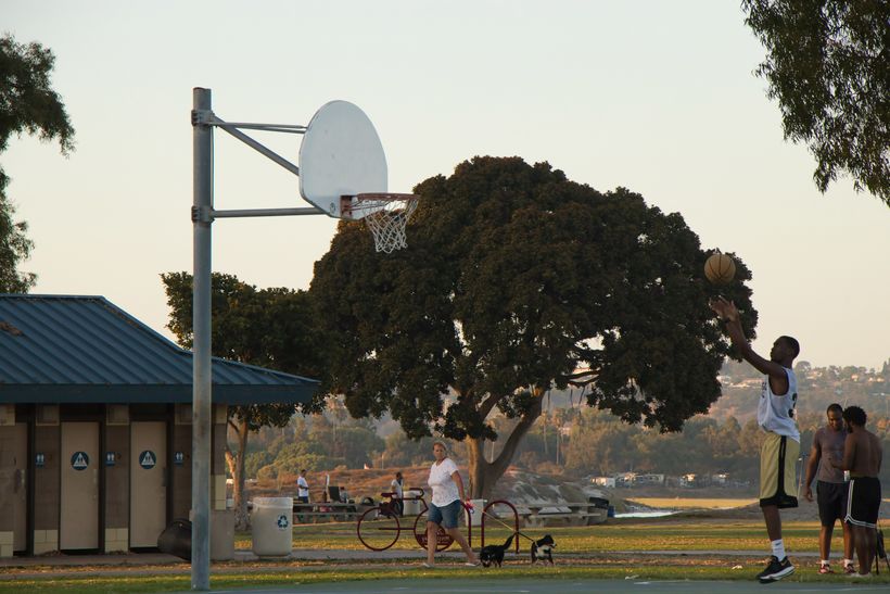 샌디에이고 카운티 당국이 종교 단체의 예배와 피트니스 서비스를 공원에서 할 수 있도록 허용했다. 사진은 미션 베이(Mission Bay) 파크에서 농구를 즐기고 있는 한 주민의 모습. 