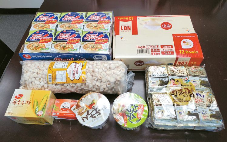 LA한인상공회의소와 한남체인, 허브 웨슨 시의원이 오는 10일 두 번째로 배포할 무료 식료품 상자. 햇반과 김, 라면, 두부 등 약 40달러어치의 제품으로 구성했다. [LA상의 제공]
