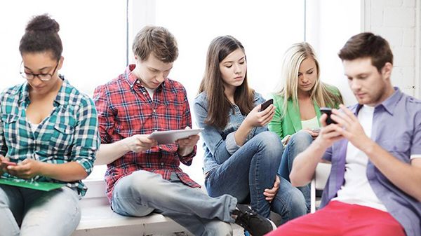 The Conversation에서 행한 설문 조사의 결과에 따르면 10대들이 친구들과 대면하는 시간이 1970년대 이후로 매우 감소했지만, 2010년 스마트폰 사용이 증가하기 시작하면서 감소 속도가 더욱 더 빨라진 것으로 나타났다. 