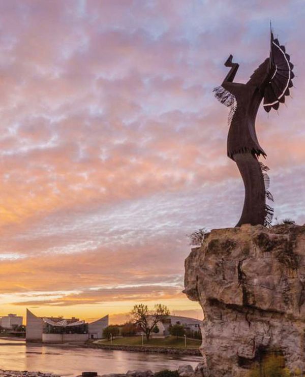 캔자스주 최대 도시 위치타의 랜드마크 '평원의 수호자'. 미국에서 12번째로 큰 동상이다.