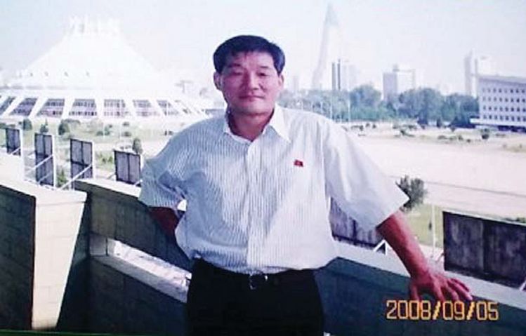 2008년 평양체육관 앞에서 김동철씨가 기념촬영을 했다. [사진 김동철]